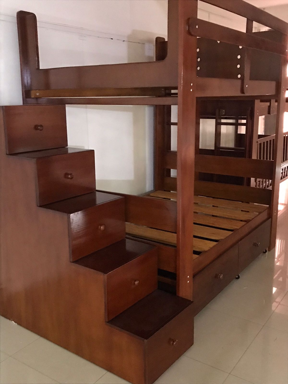CAMAROTE EN MADERA CEDRO CON ESCALERA DE PASOS